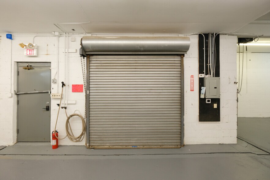 More Photos Of 30 W Price St, Linden Showroom For Lease