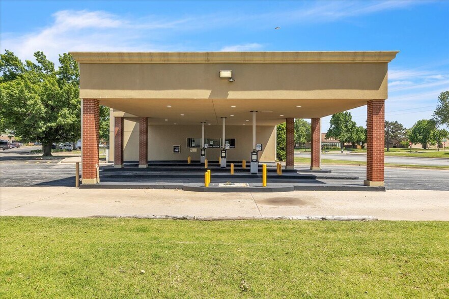 More Photos Of 809 Cornell Pky, Oklahoma City Storefront Retail Residential For Lease