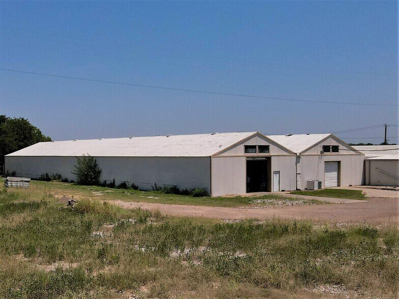 More Photos Of 2525 N Center St, Bonham Manufacturing For Lease