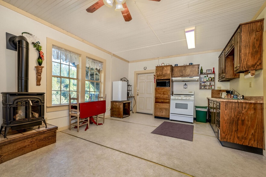 More Photos Of 15432 Washington Rd, Washington Storefront Retail Residential For Sale