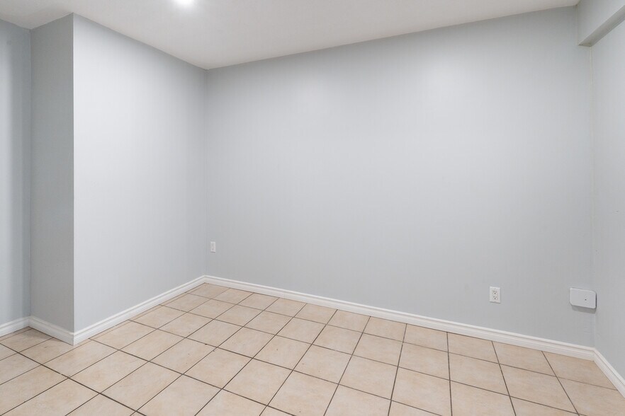 More Photos Of 2024 Dufferin Av, Wallaceburg Apartments For Sale