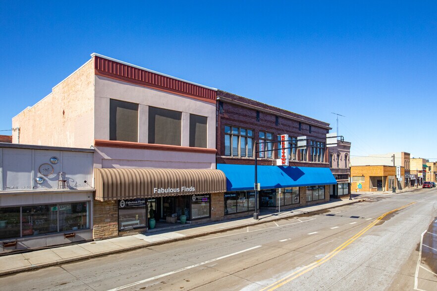 More Photos Of 811 Oregon St, Oshkosh Restaurant For Sale