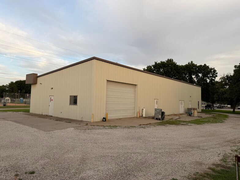 More Photos Of 621 N Hickory St, Mcpherson Office For Sale