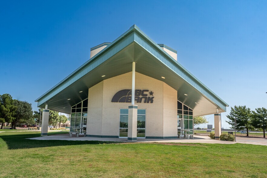 More Photos Of 4656 N Loop 289, Lubbock Bank For Sale