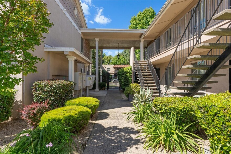More Photos Of 915 Johnfer Way, Sacramento Apartments For Sale