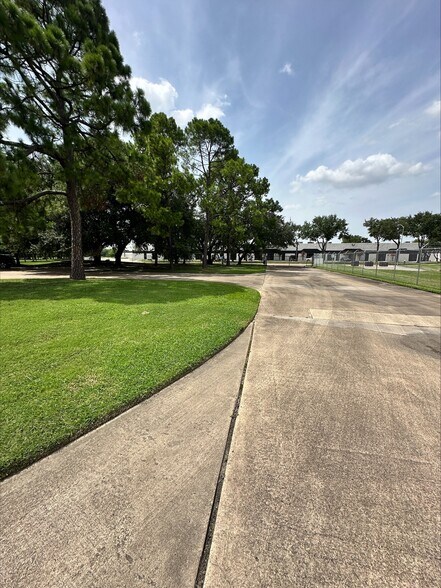 More Photos Of 740 Bradfield Rd, Houston Light Distribution For Lease