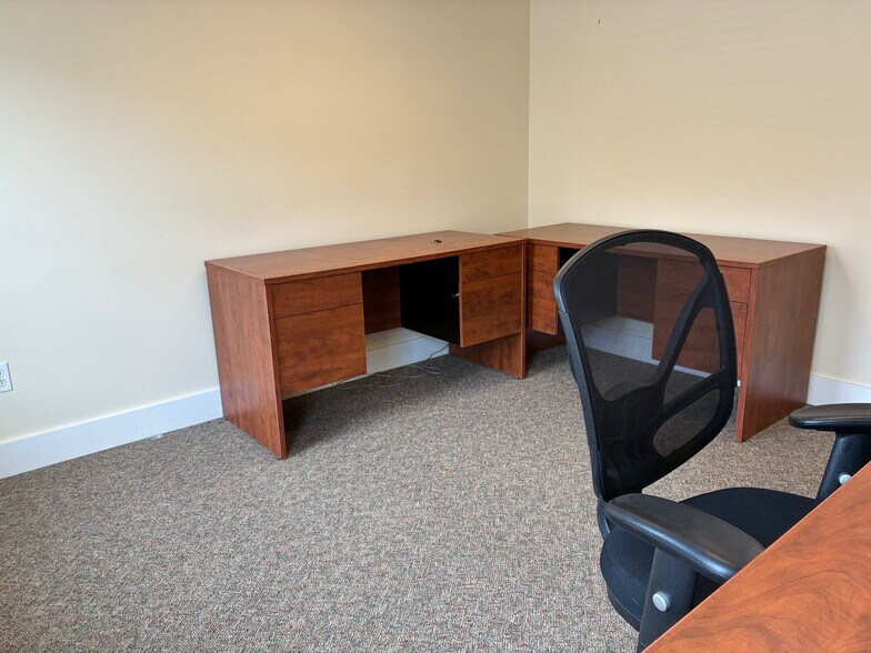 More Photos Of 76 Salem Tpke, Norwich Office For Sale