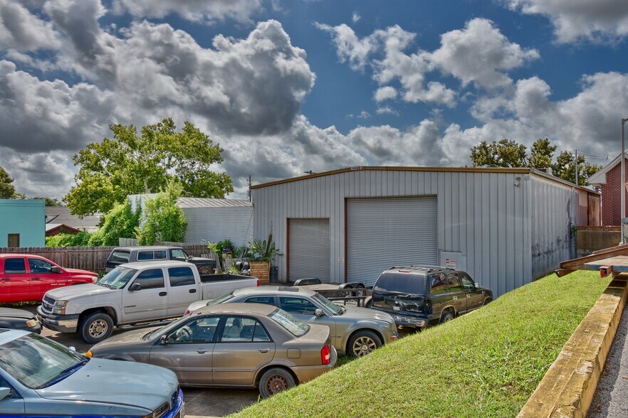 More Photos Of 307 E Alamo St, Brenham Auto Repair For Sale