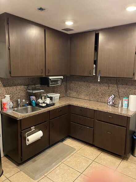 More Photos Of 2526 Hillcrest Ln, Grand Prairie Freestanding For Sale