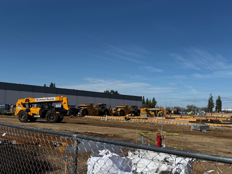 More Photos Of 5255-5311 E Home Ave, Fresno Warehouse For Lease