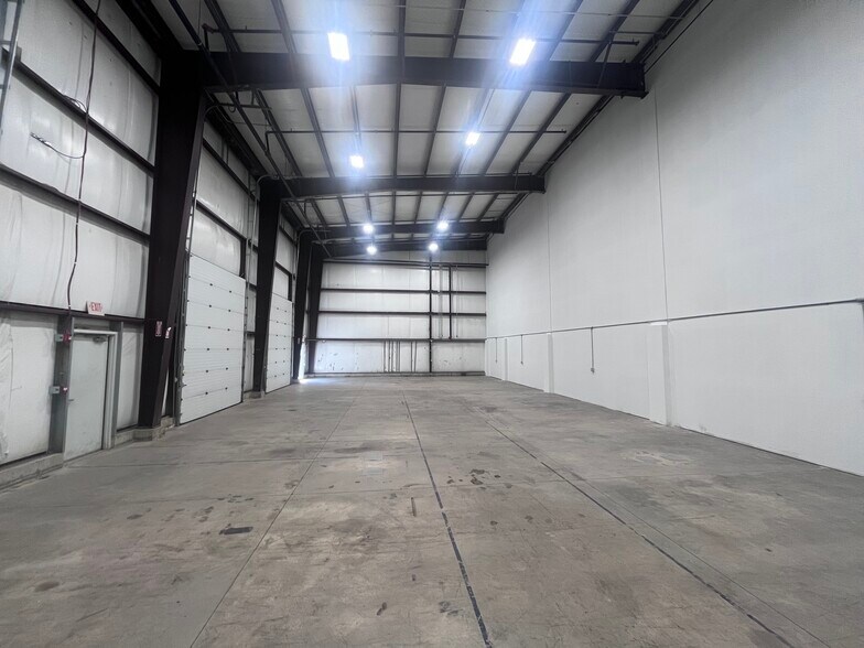 More Photos Of 99 Ledge Rd, Seabrook Warehouse For Lease
