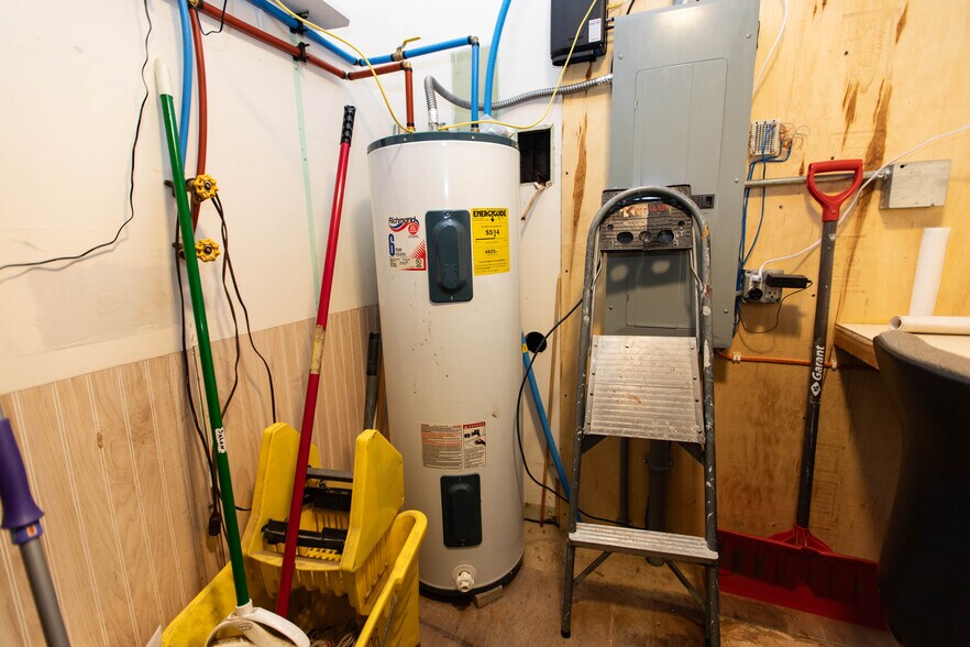 More Photos Of 308 Dale Dr, Montfort General Retail For Sale