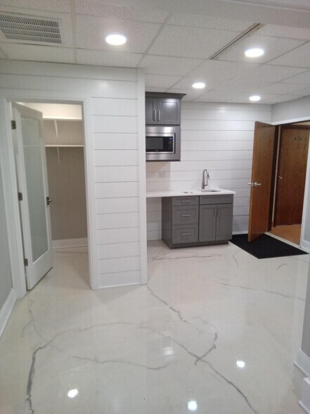 More Photos Of 1802 Robin Hood Blvd, Schererville Office For Lease