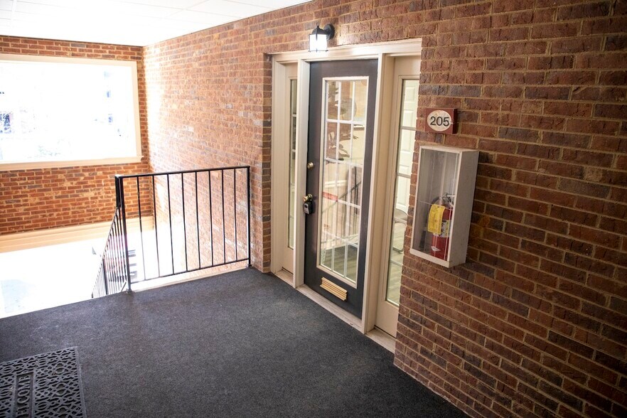 More Photos Of 425 E Crossville Rd, Roswell Office For Sale