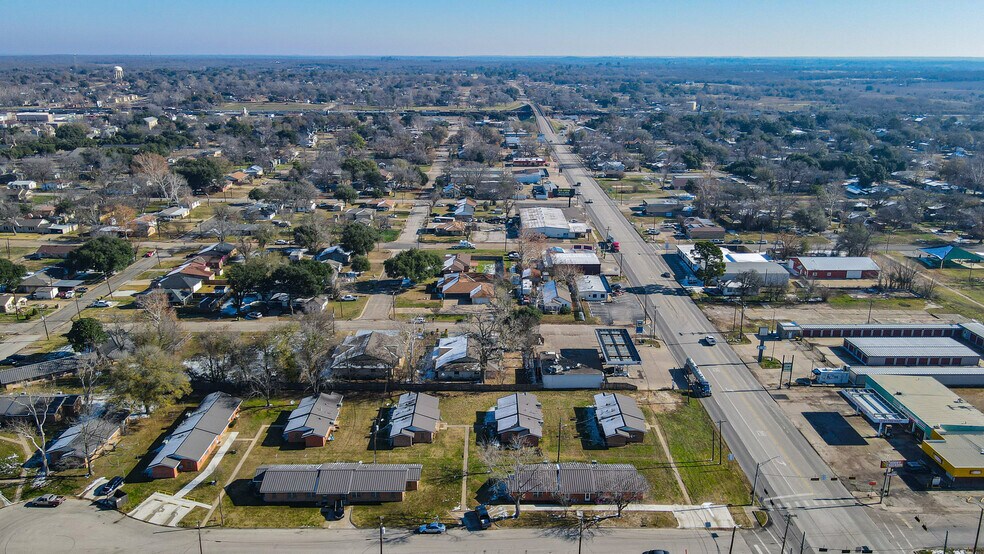 More Photos Of 800 Pine St, Hearne Apartments For Sale
