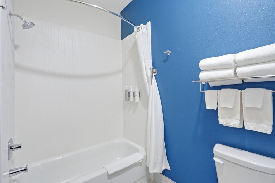 More Photos Of 2705 48th Ave, Moline Hotel For Sale