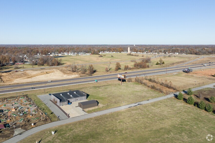 More Photos Of 1208 Donna Dr, Carterville Freestanding For Sale