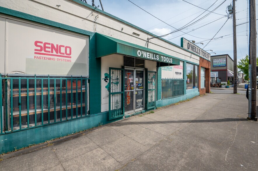 More Photos Of 7131-7145 NE Glisan St, Portland Showroom For Lease