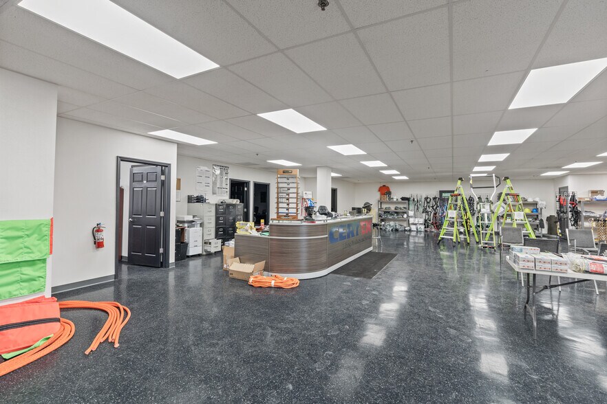 More Photos Of 5300 Ulmerton Rd, Clearwater Industrial For Lease