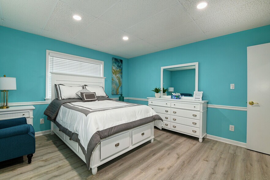 More Photos Of 1604 State St, New Albany Office For Sale