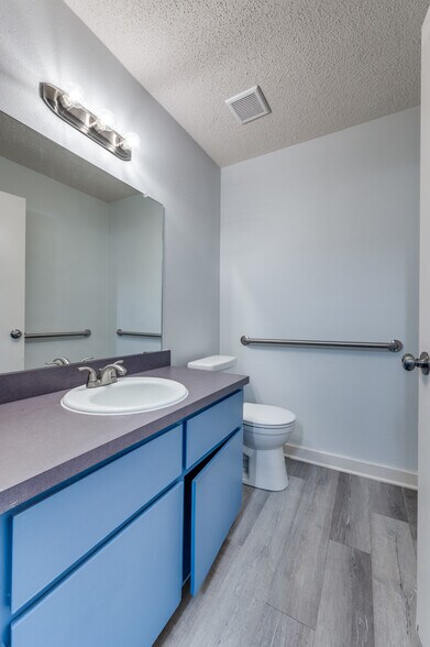 More Photos Of 1725 Cimarron Trl, Hurst Medical For Lease