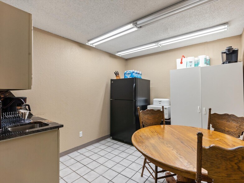 More Photos Of 104 S Main St, Cleburne Office For Sale