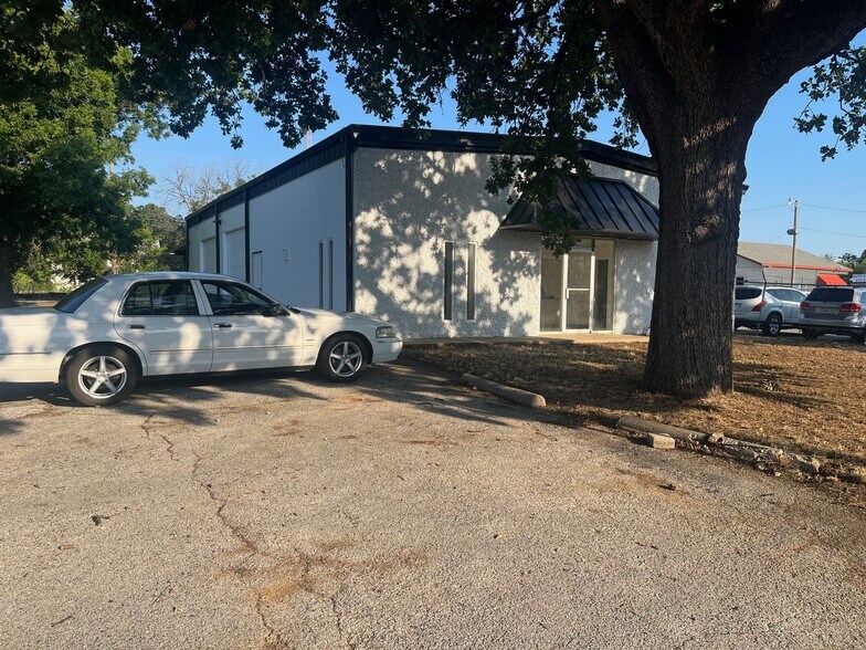 More Photos Of 206 Pecan St, Arlington Auto Repair For Lease