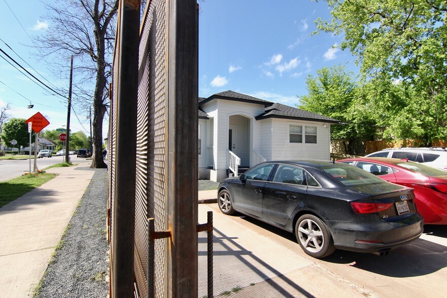 More Photos Of 910 E Cesar Chavez St, Austin Office For Lease