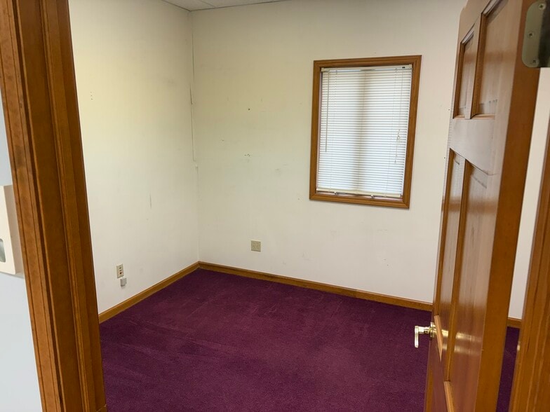 More Photos Of 500 Commerce Dr, Lakeville Flex For Sale