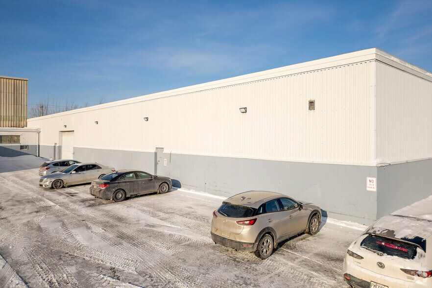 More Photos Of 1875 Ave 52nd, Montréal Manufacturing For Lease