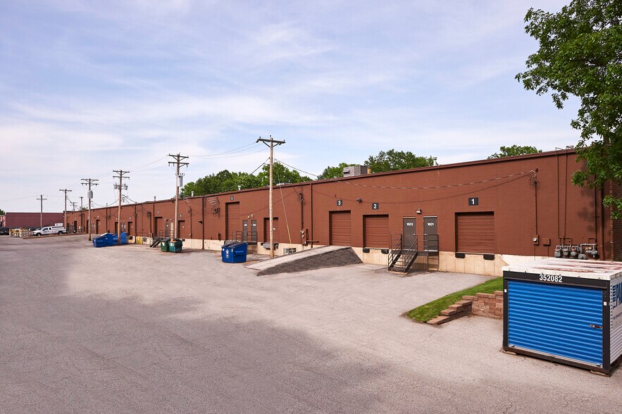 More Photos Of 1601-1617 Manufacturers Dr, Fenton Warehouse For Sale