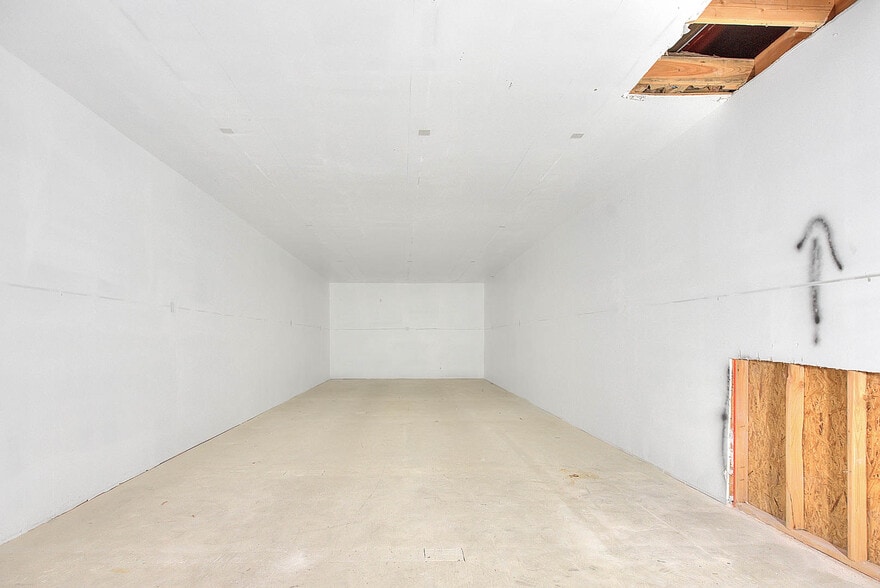 More Photos Of 6840-6842 Hayvenhurst Ave, Van Nuys Distribution For Sale