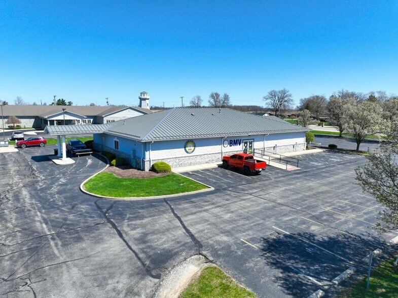 More Photos Of 2007 N Walnut St, Hartford City Office For Sale