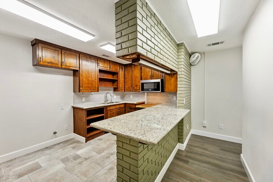 More Photos Of 715 Cedar Bayou Rd, Baytown Office Residential For Lease
