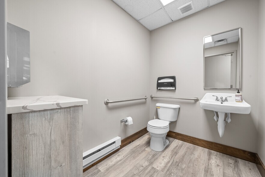 More Photos Of 18931 E Valley View Pky, Independence Storefront Retail Office For Lease