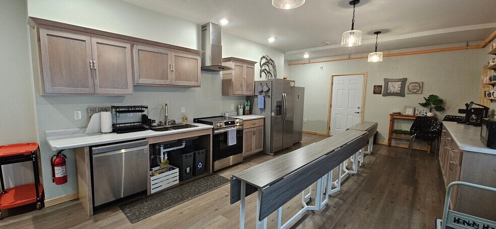 More Photos Of 2235 N Clairemont Ave, Eau Claire Freestanding For Sale