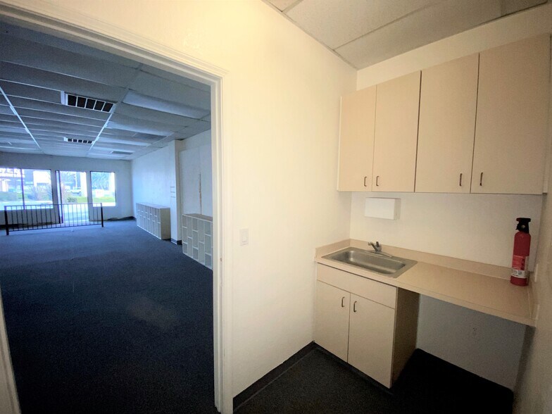 More Photos Of 8807 Thornton Rd, Stockton Storefront Retail Office For Lease