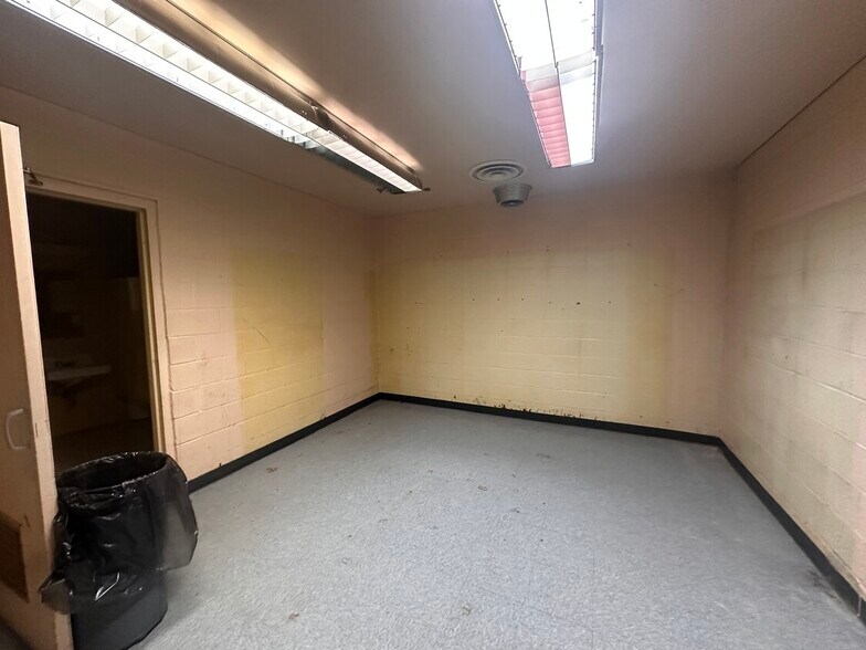 More Photos Of 1700 Shaw Ave, Cleveland Flex For Lease