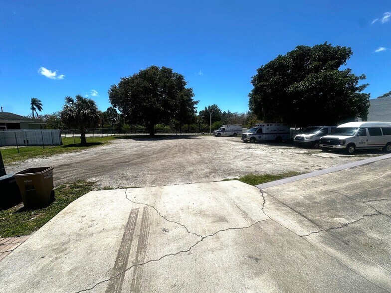 More Photos Of 2724 Shawnee Ave, West Palm Beach Showroom For Lease