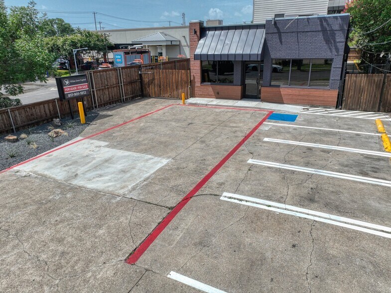 More Photos Of 1717 N Garrett Ave, Dallas Medical For Sale