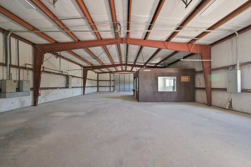 More Photos Of 314 E Walker St, League City Warehouse For Lease