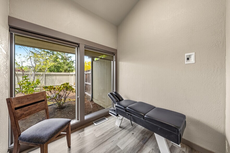 More Photos Of 537 Murphy Rd, Medford Medical For Lease