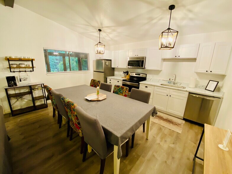 More Photos Of 104 Scudder Ln, Wimberley Hotel For Sale