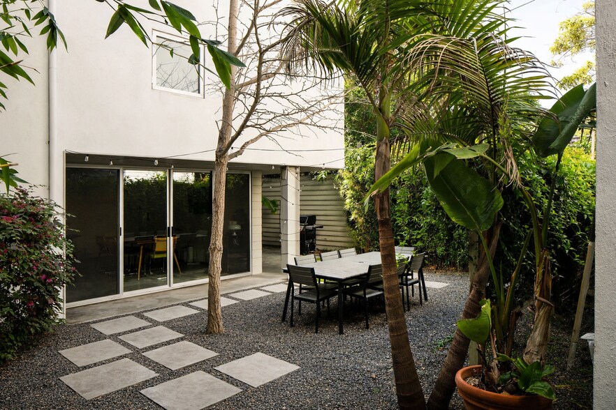 Primary Photo Of 608 Westminster Ave, Venice Apartments For Sale