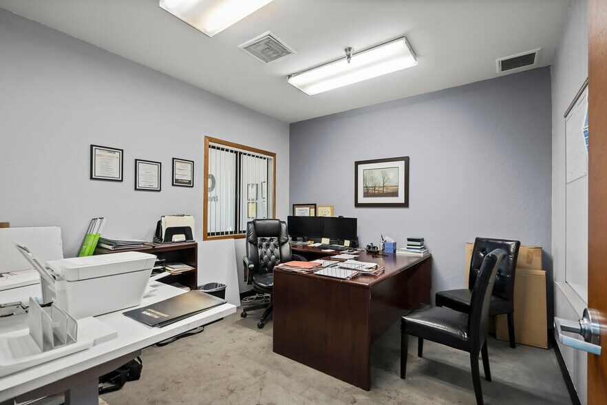 More Photos Of 802-808 Packer Way, Sparks Warehouse For Lease