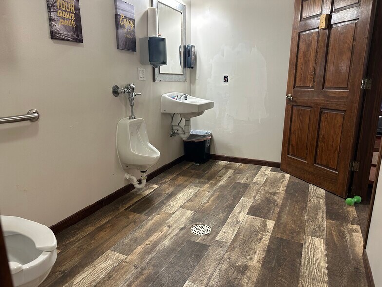 More Photos Of 445 W Elm St, Waverly General Retail For Sale