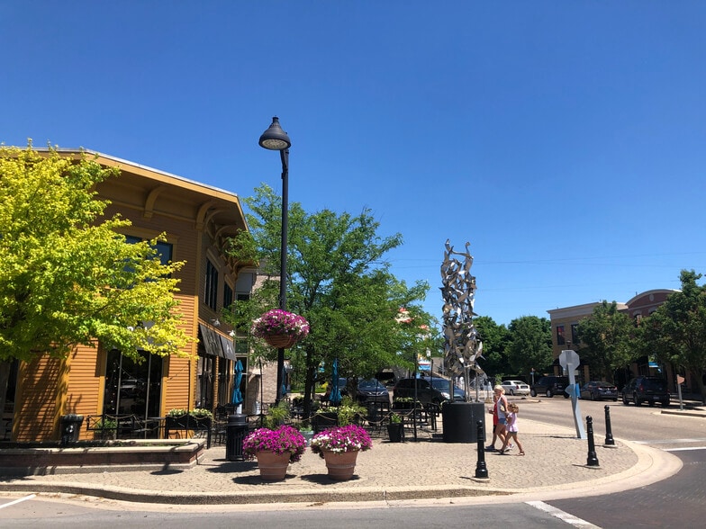 More Photos Of 2255 Wealthy St SE, Grand Rapids Unknown For Lease