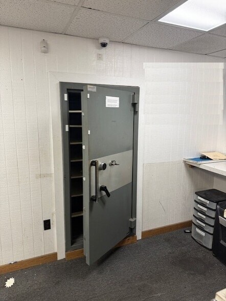 More Photos Of 214 Domaris Ave, Lake Wales General Retail For Lease