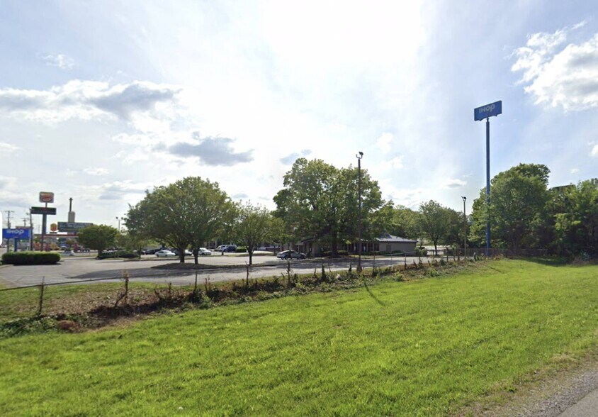 More Photos Of 5604 Merchants Center Blvd, Knoxville Restaurant For Lease