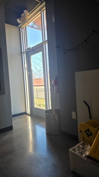 More Photos Of 1713 Park Pl, College Station General Retail For Lease